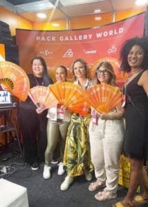 Leia mais sobre o artigo Leques Personalizados: A Estratégia de Marketing que Faz Sua Marca Circular!