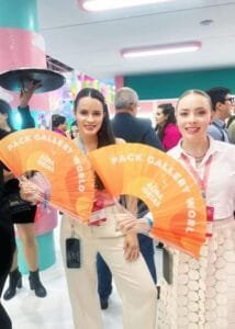 Leia mais sobre o artigo Leques Personalizados: Muito Mais que um Brinde