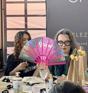 Leia mais sobre o artigo Destaque Sua Marca em Grande Estilo com Leques Personalizados para Eventos de Divulgação!